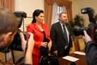 Jana Bobošíková usedá ke stolu s předsedou poslaneckého klubu KSČM Pavlem Kováčikem.
