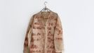 Margita Titlová: Milostný dopis na pracovním oblečení, 1992, hlína, netkaná textilie, výška 161 cm.