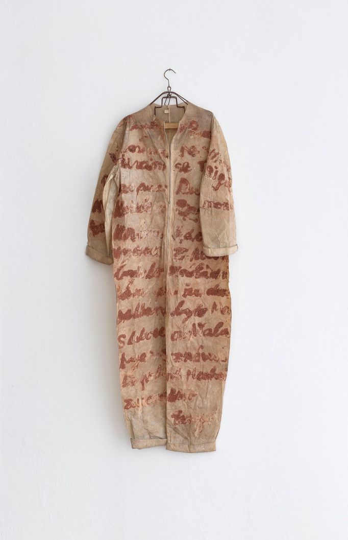 Margita Titlová: Milostný dopis na pracovním oblečení, 1992, hlína, netkaná textilie, výška 161 cm.