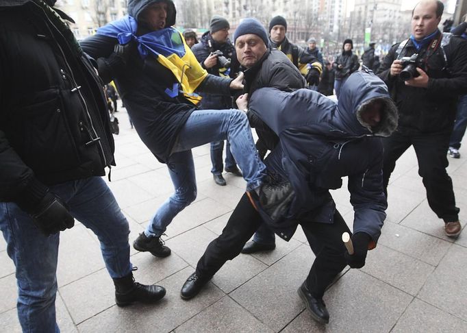 Policie zakročuje proti mladým demonstrantům v Kyjevě