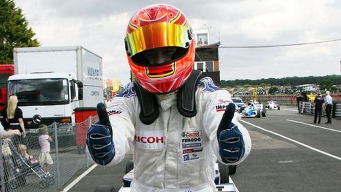 Josef Král se raduje z vítězství ve druhém závodě britské Formule BMW ve Snettertonu (2007).