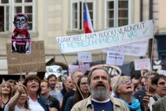Kvůli demonstraci před sněmovnou hrozí třem lidem pokuta. Hamáček postup policie hájí