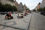 Některé aspoň částečně oplocují přírodní nebo vystavěné bariéry. Jako v případě horní části Václavského náměstí. Tady brání průjezdu lavičky.