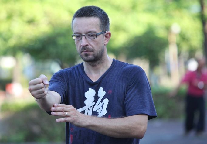 Mezi cvičenci bývá často i osmatřicetiletý rodák z Jablonce nad Nisou Viktor Meščerjakov se ženou Peggy Čchen. Právě manželka ho k Tai-chi přivedla.