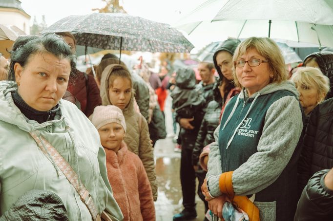 Utečenci z Ukrajiny stojí v dlouhé frontě na potravinové balíčky ve farnosti Ostrava - Stará Bělá.