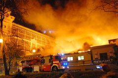 Požár Průmyslového paláce tavil lampy a pálil stromy
