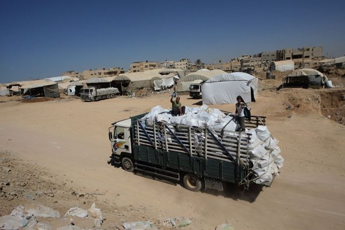 27 Titulek: Gaza's tunnel mugglers on Egypt border mostly idle Popis: A Palestinian truck is seen laden with sacks of cement smuggled via a tunnel which links the southern Gaza Strip border town of Rafah with Egypt on October 8, 2013. Gaza's tunnel smugglers along the border with Egypt are mostly idle these days. Since the summer, Egypt's military has tried to destroy or seal off most of the smuggling tunnels under the Gaza-Egypt border, a consequence of the heightened tensions between Cairo and the Hamas government in Gaza which is suffering a bad economic recession.