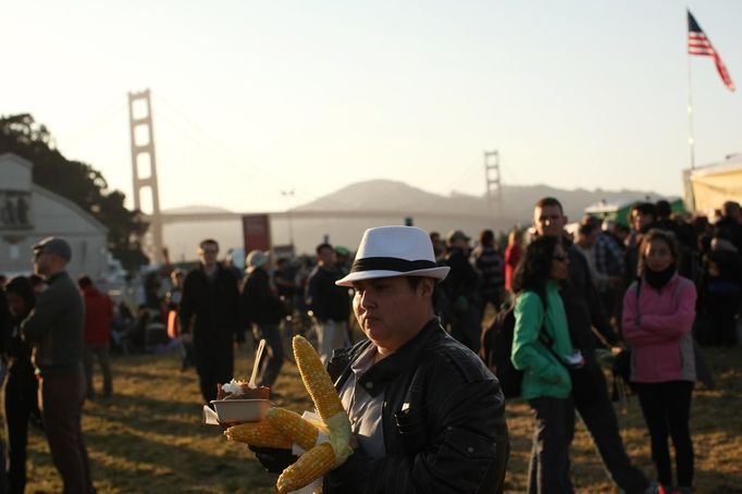 A man with corn on the cob attends the 75th anniversary celebration of the Golden Gate Bridge in San Francisco, California May 27, 2012. REUTERS/Robert Galbraith (UNITED STATES - Tags: ANNIVERSARY SOCIETY FOOD) Published: Kvě. 28, 2012, 5:44 dop