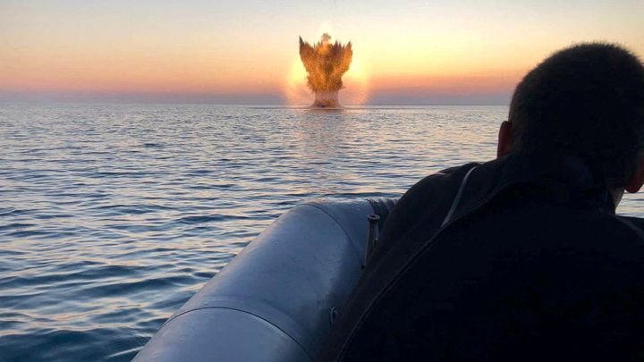 Výbuch na pláži plné lidí. Rumunským letoviskem otřásla exploze námořní miny