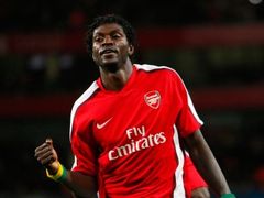 Emmanuel Adebayor z Arsenalu se raduje z gólu do sítě Porta.