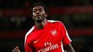 Emmanuel Adebayor z Arsenalu se raduje z gólu do sítě Porta.