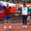 Oštěpaři  Jakub Vadlejch, Níradž Čopra a Vítězslav Veselý slaví medaile po finále na OH 2020