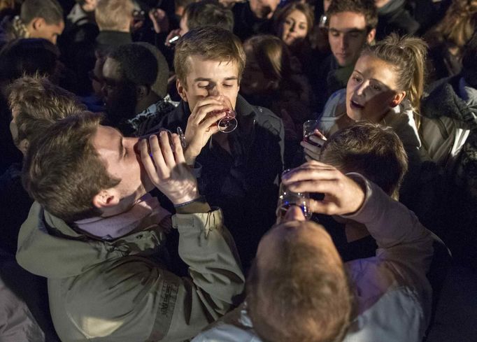 People attend the official launch of the 2012 Beaujolais Nouveau wine in the center of Lyon early November 15, 2012. REUTERS/Robert Pratta (FRANCE - Tags: SOCIETY) Published: Lis. 15, 2012, 2:21 dop.