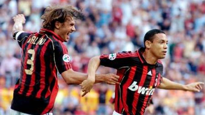 Fotbalista AC Milán Ricardo Oliveira (vpravo) se se svým spoluhráčem Paulem Maldinim raduje z gólu do sítě Lazia v prvním kole italské Série A.