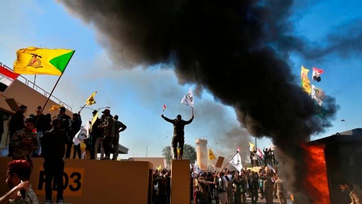 Velvyslanectví USA v Bagdádu v obležení demonstrantů. Američané evakuovali personál