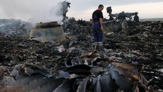 Trosky zříceného letadla Boeing 777.