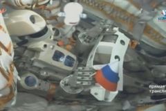 Posádka vesmírné stanice přeparkovala loď, aby mohla přistát jiná s robotem Fjodorem
