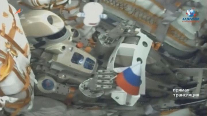 Posádka vesmírné stanice přeparkovala loď, aby mohla přistát jiná s robotem Fjodorem