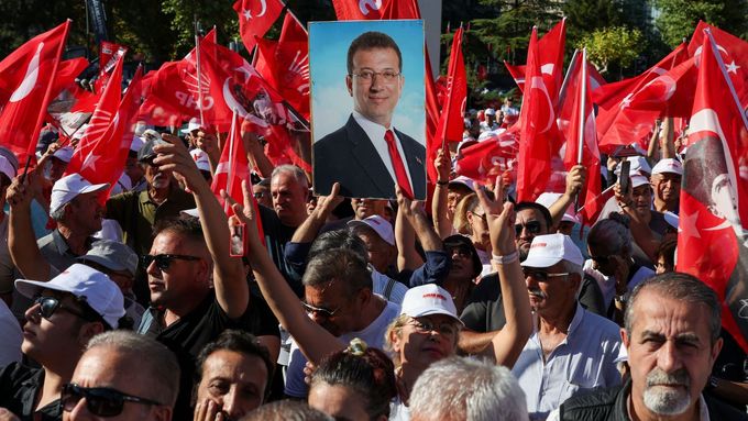 Lidé na náměstí v centru Ankary mávali v neděl tureckými vlajkami a vlajkami strany CHP, někteří nesli i fotografie zatčeného exprimátora Istanbulu Ekrema Imamoglua.