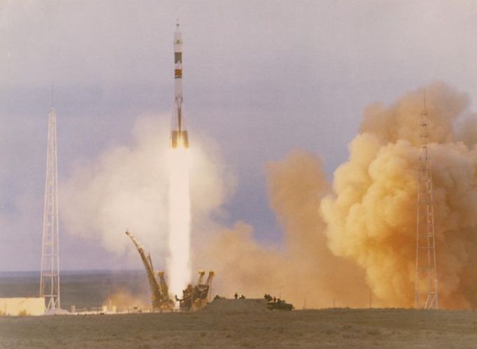 Start nosné rakety z kosmodromu Bajkonur v kazašské stepi.