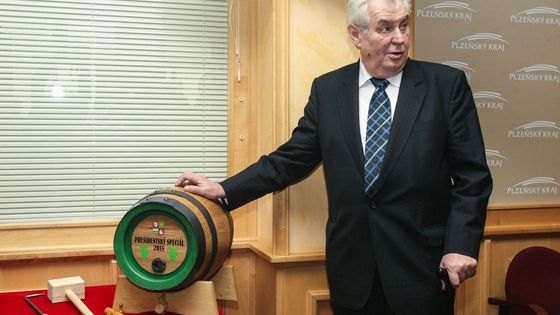 Foto: Chodíte do správné školy. Prezident Zeman na Plzeňsku