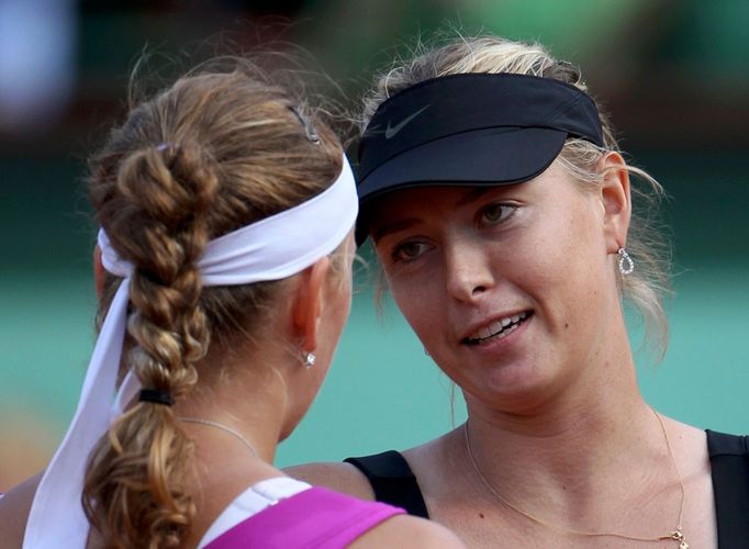 Ruská tenistka Maria Šarapovová se loučí s Češkou Petrou Kvitovou po semifinále French Open 2012.