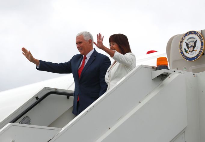 Mike Pence a jeho žena Karen.