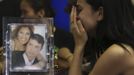 A relative of victims of the fire at Boate Kiss nightclub attends a collective wake in the southern city of Santa Maria, 187 miles (301 km) west of the state capital Porto Alegre January 27, 2013. The nightclub fire killed at least 232 people in Santa Maria early on Sunday when a band's pyrotechnics show set the building ablaze and fleeing partygoers stampeded toward blocked and overcrowded exits in the ensuing panic, officials said. REUTERS/Edison Vara (BRAZIL - Tags: DISASTER TPX IMAGES OF THE DAY) Published: Led. 28, 2013, 1:47 dop.