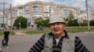 Muž, který pracoval v Česku, stojí na ulici v Chersonu.