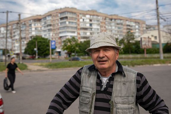 Muž, který pracoval v Česku, stojí na ulici v Chersonu.