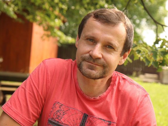 Vojtěch Vlček je historik a učitel, který se rozhodl pomáhat mnoha lidem. Jsou mezi nimi i uprchlíci z Ukrajiny.