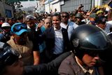 Podle Reuters se ke Guaidóovi a jeho vojenskému doprovodu připojilo u základny několik set civilistů.