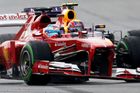 Celé Alonsovo trápení začalo soubojem se Sebastianem Vettelem krátce po startu, při němž si Španěl poškodil přední přítlačné křídlo.