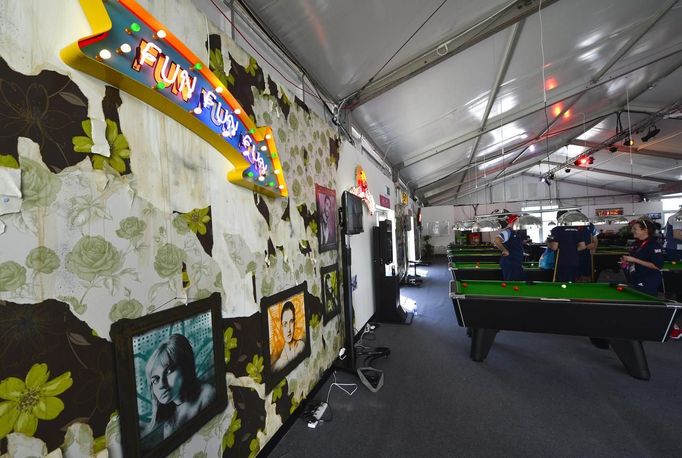 Athletes relax in a lounge area of the Athletes Village at Olympic Park in Stratford in east London July 23, 2012. REUTERS/Toby Melville (BRITAIN - Tags: MILITARY SPORT OLYMPICS) Published: Čec. 23, 2012, 3:01 odp.