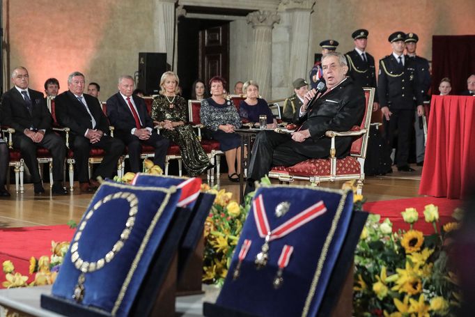 Fotografie z ceremoniálu udílení státních vyznamenání prezidentem ČR Milošem Zemanem na Pražském Hradě. 28. 10. 2019.