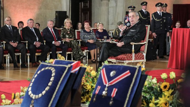 Prezident Zeman se přesunul na vozík, chce z něj na podzim předávat i vyznamenání; Zdroj foto: Jakub Plíhal