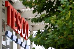 Britský řetězec Tesco se zotavuje, zvýšil provozní zisk o čtvrtinu
