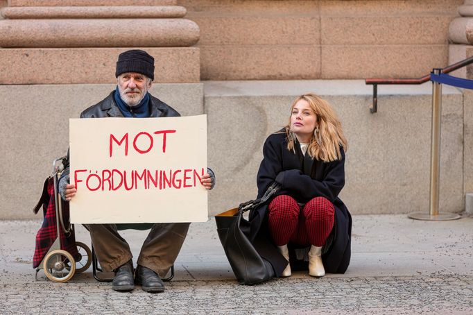 Lars Väringer jako Lars Fagerström a Ida Engvollová coby Sofie.