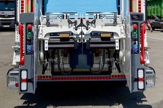 Pohled na elektrický nákladní vůz Volvo FE Electric na svoz odpadu společnosti SAKO Brno v roce 2022.