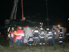 Záchranáři zasahují u převráceného kamiónu v Líšťanech