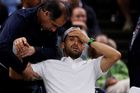 Smůla "baby Federera". Bulhar si musel držet ruku, vyřazení z Wimbledonu oplakal