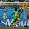 MS 2014, Francie-Nigérie: Paul Pogba  (vlevo) - Vincent Enyeama