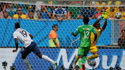 MS 2014, Francie-Nigérie: Paul Pogba  (vlevo) - Vincent Enyeama