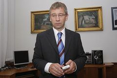 Ministr Drábek chce úředníkům srazit platy o desetinu
