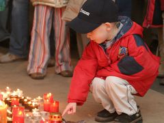 Vzpomínka na 17. listopad 1989: Malý chlapec přišel spolu s rodiči zapálit na Národní třídu svíčku.