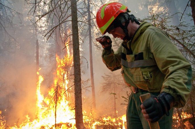 Snímky dokumentující probíhající boj hasičů  s lesními požáry v sibiřské oblasti Ruska. 1. 8. 2019