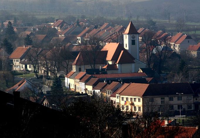 Pohled na centrum Vlčnova od vinných sklepů na kopci.