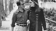 Woody Allen jako neurotický Alvy a Diane Keatonová coby Annie, dívka ze středozápadu, ve snímku Annie Hallová (1977). Za ztvárnění této role herečka získala Oscara.