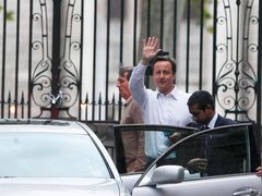 Premiér Cameron naznačil hned po volbách, že jeho vláda bude ve státních výdajích tvrdě škrtat. 