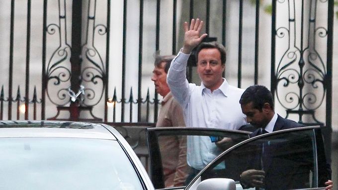 Konzervativní premiér Cameron se loni stylizoval do role muže z lidu, který bude brát bohatým